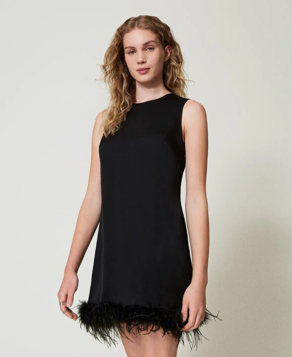 TWINSET Milano Abito Corto Smanicato In Raso Con Piume | Vestiti Da Cerimonia | Vestiti Eleganti